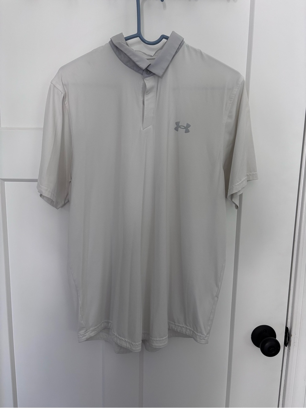 Under Armour Men’s Light Gray Iso-Chill Golf shirt